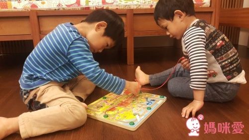 小牛津 - 童話故事運筆迷宮-三隻豬仔蓋房子 (32.8*25.7*4.5cm)-木製故事迷宮基座、雙磁筆