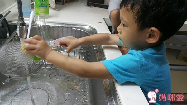 日本原裝進口的 Mameita 植物纖維強力清潔刷，天然材質更環保，而且抗油性強，很適合清潔各式廚房用具，前端綠色小刷，角度符合使用者設計，讓清潔殘留污漬更方便！  好刷好用，連小寶貝都可以變身家事小幫手呢ヾ(●´∀｀●)