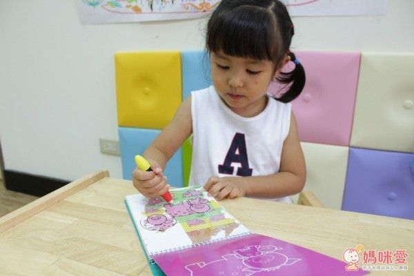 小小孩塗鴉啟蒙【英國GALT】水畫本,沾水塗色不怕亂畫!