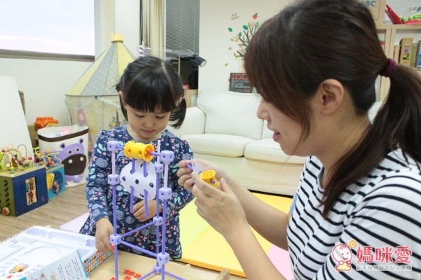 Goldieblox 的一大特色是，每組不同玩具都可以互相組合、容納