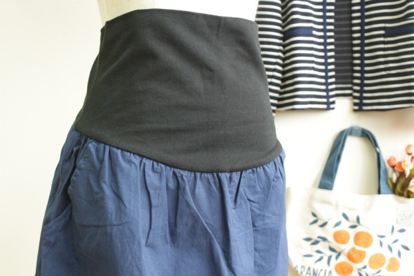 腰圍的真的很寬，加上是彈性布料不是鬆緊帶，所以肚肚不會有被勒住的感覺