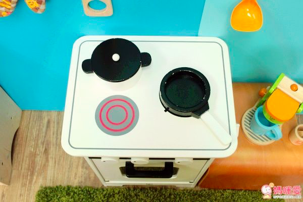 New！媽咪愛網路獨家新品：Hape 限量版北歐風黑白廚房＋咖啡機