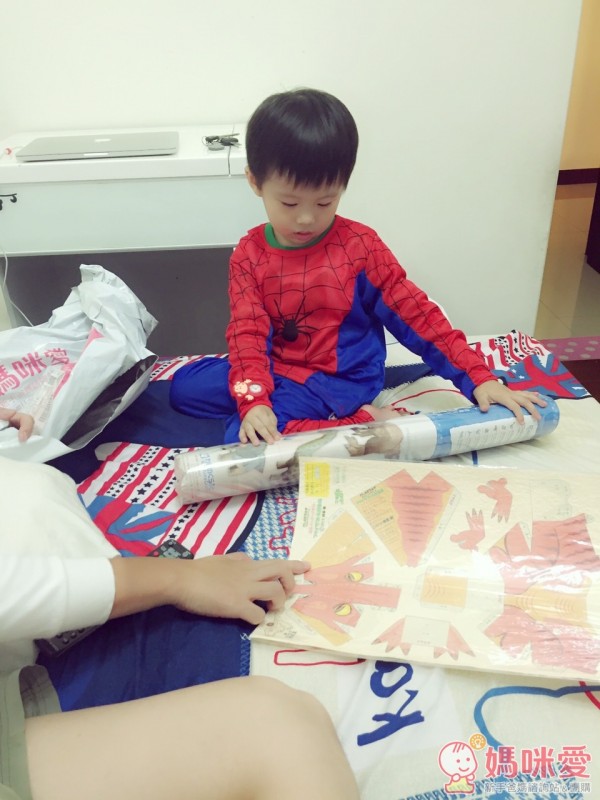 一開始決定當然是從好上手的紅色小恐龍開始囉!皓皓哥已經躍躍欲試啦 (*´゚∀゚`)ノ