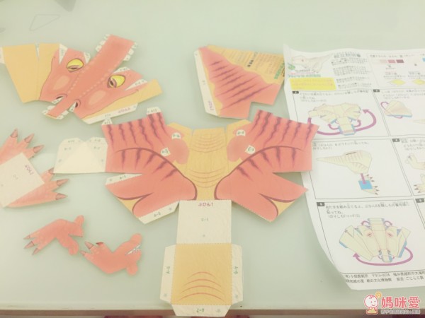 畢竟勞作還是要動到剪刀,考慮到皓哥只有三歲,小手手可能還沒辦法控制的這麼好,這部分還是由媽咪來代勞吧!(皓皓哥一直在旁邊問:「可以做恐龍了嗎?」真的是很有興趣耶!)