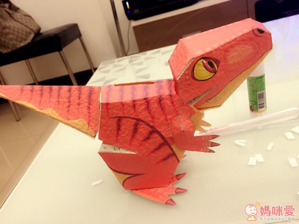 完成之後真的超有成就感的,是立體又逼真的恐龍喲~是不是真的很可愛?跟爸爸炫耀完又吵著想做下一個更複雜的,但皓皓媽已經沒力啦XD這個任務就交給爸爸囉!
