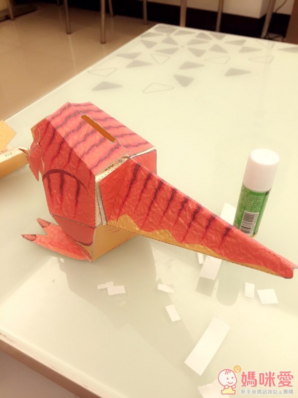 準備開始組合囉,照著上面的指示一步步恐龍的樣貌越來越明顯了耶~還可以順便教孩子認識恐龍身體的構造,例如:這是尾巴、頭、腳等等:)