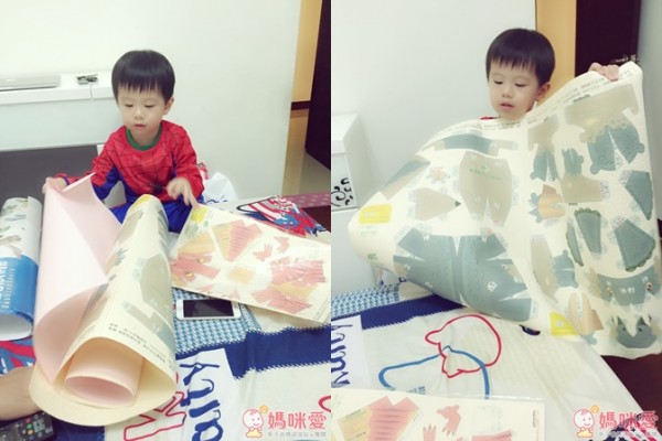 收到之後皓皓哥迫不及待地打開來看了，有好多種類和大小的恐龍喲～三角龍打開都比皓皓哥還大了！