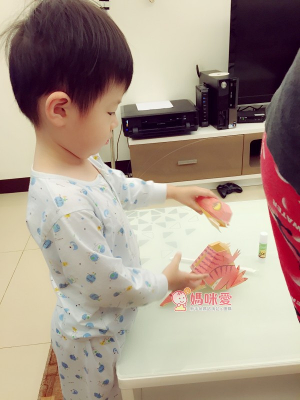 皓哥愈黏愈有成就感,愈黏愈開心,一直說:「是恐龍耶!」(不是一開始就知道是恐龍嗎XD)