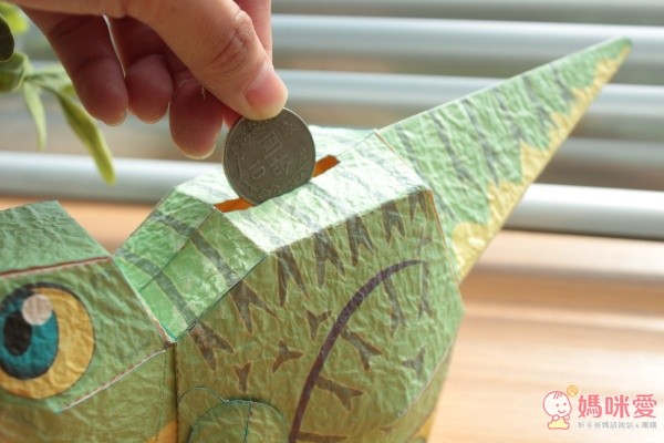 這款紅色暴龍和本次開團的其中一款是可以當存錢筒的,完成後還可以讓孩子培養儲蓄的習慣唷!自己手做的東西意義非凡,也會格外珍惜呢!