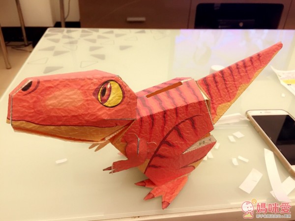 媽咪和爸比們是否有和家裡寶貝合力做勞作的經驗呢?萬聖節要到了,皓皓哥和一般小孩比較不一樣,是「不給禮物就搗蛋」,皓皓媽我這次挑了日本 WASHINO CRAFT 紙恐龍勞作給他,打算全家人一起完成,樣式還是小朋友都喜愛的恐龍耶ヽ(゚∀゚)メ(゚∀゚)ノ