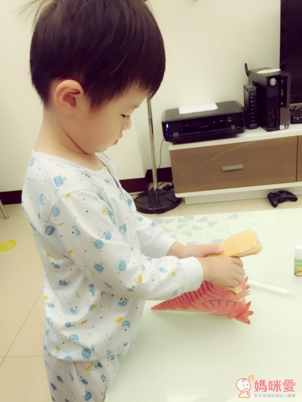 皓皓哥已經要等不及啦!趕快從媽咪手中搶來做,過程中都很專心,可以訓練孩子的專注力呢!