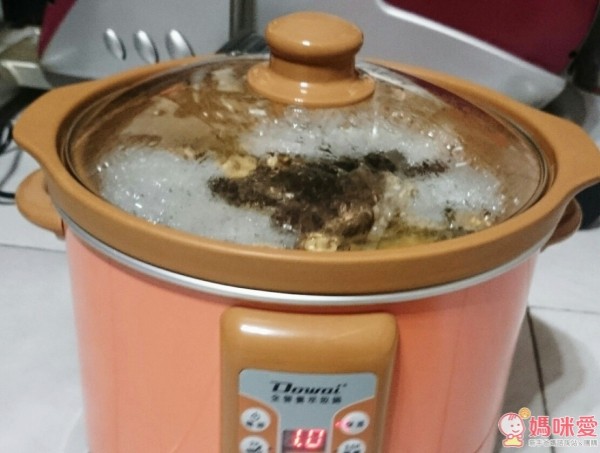 佳餚完成後，微電腦自動變成保溫狀態