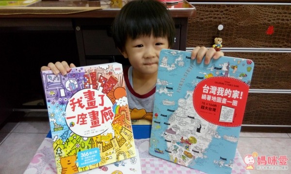 三采文化的塗鴉畫冊，共有 366 張不同豐富主題，引導孩子發揮天馬行空的想像力，每天一張獨立畫作，完成後還能撕下裝飾牆壁。還有繪畫台灣地圖、世界地圖，繞著地圖畫一圈，一邊認識各個地方特色吧！