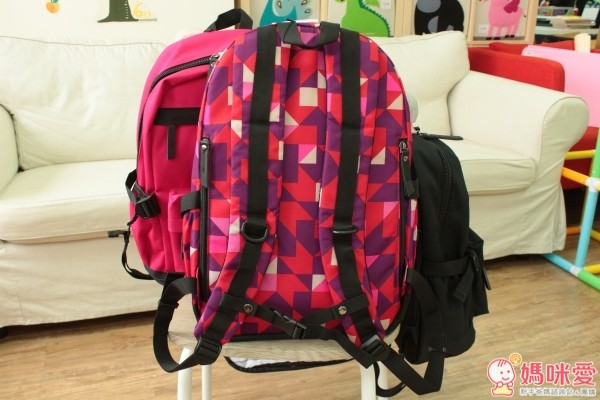 Think Pink 輕量後背包：菱角紅