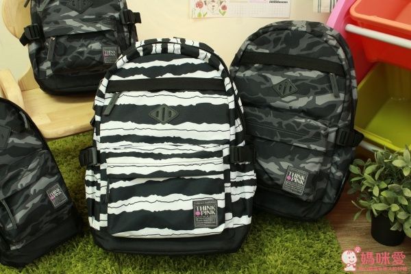 Think Pink 輕量後背包:條紋白