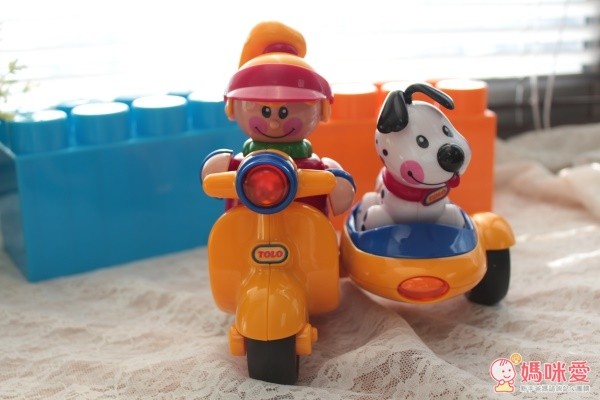 Tolo 女生、三輪車和忠狗