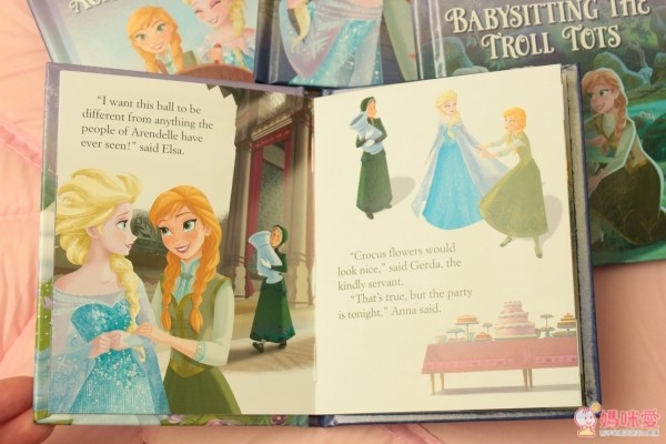 迪士尼小童舒眠玩具，結合旋轉音樂盒 + 小夜燈 + 5 本故事書的三合一功能，配合輕柔的伴奏，閱讀時播放很有氣氛，也能當舒眠音樂喔！現在買二件就能免運費！當今年的聖誕禮物剛剛好♥