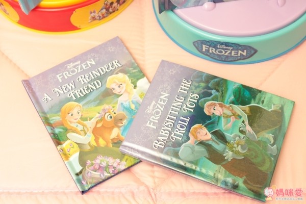 迪士尼小童舒眠玩具，結合旋轉音樂盒 + 小夜燈 + 5 本故事書的三合一功能，配合輕柔的伴奏，閱讀時播放很有氣氛，也能當舒眠音樂喔！現在買二件就能免運費！當今年的聖誕禮物剛剛好♥