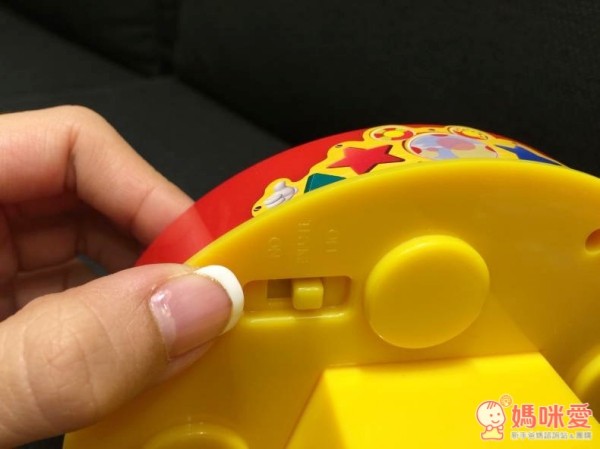 迪士尼小童舒眠玩具，結合旋轉音樂盒 + 小夜燈 + 5 本故事書的三合一功能，配合輕柔的伴奏，閱讀時播放很有氣氛，也能當舒眠音樂喔！現在買二件就能免運費！當今年的聖誕禮物剛剛好♥