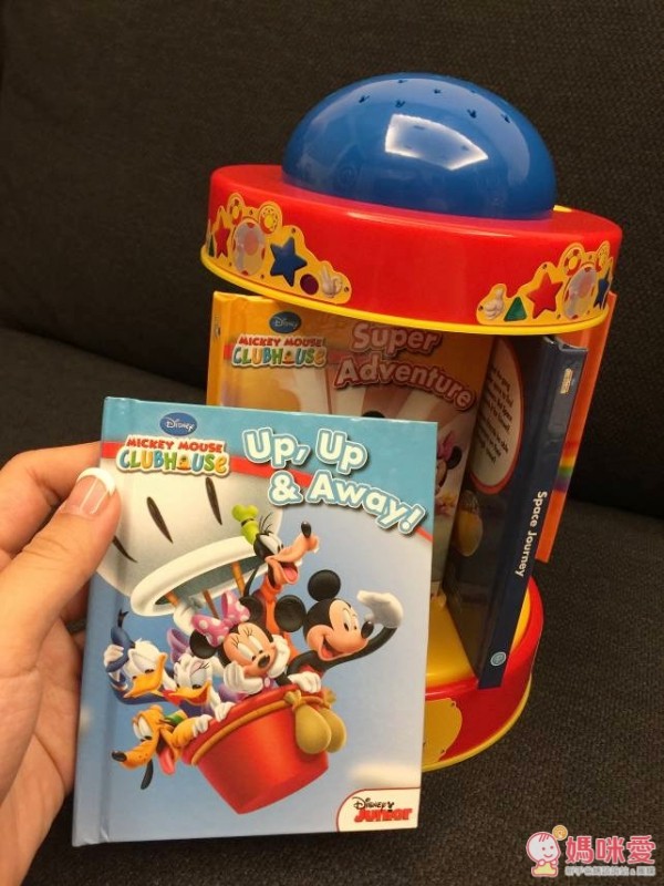 迪士尼小童舒眠玩具，結合旋轉音樂盒 + 小夜燈 + 5 本故事書的三合一功能，配合輕柔的伴奏，閱讀時播放很有氣氛，也能當舒眠音樂喔！現在買二件就能免運費！當今年的聖誕禮物剛剛好♥