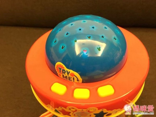 迪士尼小童舒眠玩具，結合旋轉音樂盒 + 小夜燈 + 5 本故事書的三合一功能，配合輕柔的伴奏，閱讀時播放很有氣氛，也能當舒眠音樂喔！現在買二件就能免運費！當今年的聖誕禮物剛剛好♥