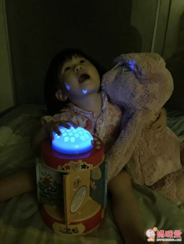 迪士尼小童舒眠玩具，結合旋轉音樂盒 + 小夜燈 + 5 本故事書的三合一功能，配合輕柔的伴奏，閱讀時播放很有氣氛，也能當舒眠音樂喔！現在買二件就能免運費！當今年的聖誕禮物剛剛好♥