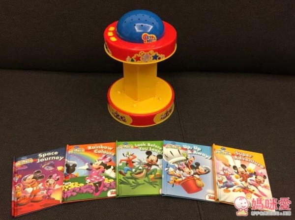 迪士尼小童舒眠玩具，結合旋轉音樂盒 + 小夜燈 + 5 本故事書的三合一功能，配合輕柔的伴奏，閱讀時播放很有氣氛，也能當舒眠音樂喔！現在買二件就能免運費！當今年的聖誕禮物剛剛好♥