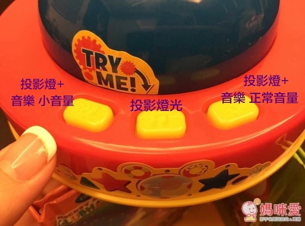 迪士尼小童舒眠玩具，結合旋轉音樂盒 + 小夜燈 + 5 本故事書的三合一功能，配合輕柔的伴奏，閱讀時播放很有氣氛，也能當舒眠音樂喔！現在買二件就能免運費！當今年的聖誕禮物剛剛好♥