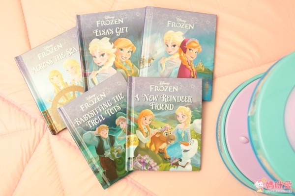 迪士尼小童舒眠玩具，結合旋轉音樂盒 + 小夜燈 + 5 本故事書的三合一功能，配合輕柔的伴奏，閱讀時播放很有氣氛，也能當舒眠音樂喔！現在買二件就能免運費！當今年的聖誕禮物剛剛好♥