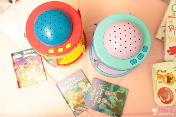 迪士尼小童舒眠玩具，結合旋轉音樂盒 + 小夜燈 + 5 本故事書的三合一功能，配合輕柔的伴奏，閱讀時播放很有氣氛，也能當舒眠音樂喔！現在買二件就能免運費！當今年的聖誕禮物剛剛好♥