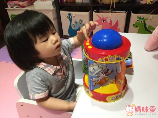 迪士尼小童舒眠玩具，結合旋轉音樂盒 + 小夜燈 + 5 本故事書的三合一功能，配合輕柔的伴奏，閱讀時播放很有氣氛，也能當舒眠音樂喔！現在買二件就能免運費！當今年的聖誕禮物剛剛好♥