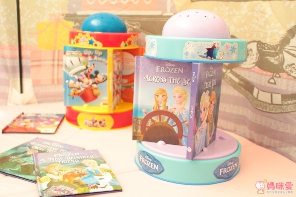 迪士尼小童舒眠玩具，結合旋轉音樂盒 + 小夜燈 + 5 本故事書的三合一功能，配合輕柔的伴奏，閱讀時播放很有氣氛，也能當舒眠音樂喔！現在買二件就能免運費！當今年的聖誕禮物剛剛好♥