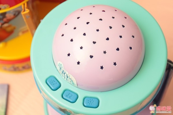 迪士尼小童舒眠玩具，結合旋轉音樂盒 + 小夜燈 + 5 本故事書的三合一功能，配合輕柔的伴奏，閱讀時播放很有氣氛，也能當舒眠音樂喔！現在買二件就能免運費！當今年的聖誕禮物剛剛好♥