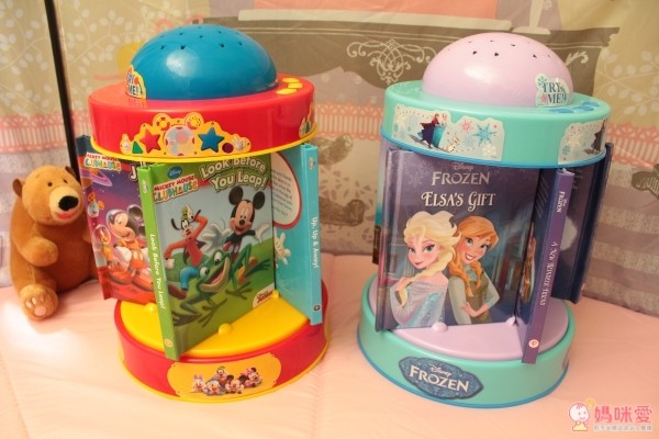 迪士尼小童舒眠玩具，結合旋轉音樂盒 + 小夜燈 + 5 本故事書的三合一功能，配合輕柔的伴奏，閱讀時播放很有氣氛，也能當舒眠音樂喔！現在買二件就能免運費！當今年的聖誕禮物剛剛好♥