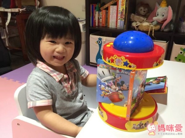 迪士尼小童舒眠玩具，結合旋轉音樂盒 + 小夜燈 + 5 本故事書的三合一功能，配合輕柔的伴奏，閱讀時播放很有氣氛，也能當舒眠音樂喔！現在買二件就能免運費！當今年的聖誕禮物剛剛好♥