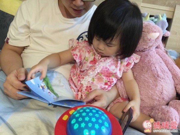 迪士尼小童舒眠玩具，結合旋轉音樂盒 + 小夜燈 + 5 本故事書的三合一功能，配合輕柔的伴奏，閱讀時播放很有氣氛，也能當舒眠音樂喔！現在買二件就能免運費！當今年的聖誕禮物剛剛好♥