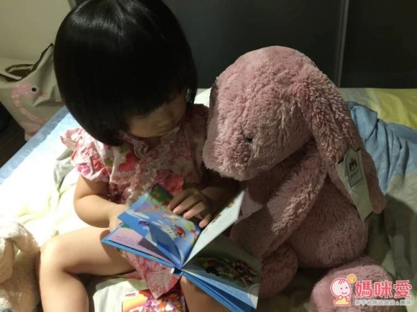 迪士尼小童舒眠玩具，結合旋轉音樂盒 + 小夜燈 + 5 本故事書的三合一功能，配合輕柔的伴奏，閱讀時播放很有氣氛，也能當舒眠音樂喔！現在買二件就能免運費！當今年的聖誕禮物剛剛好♥