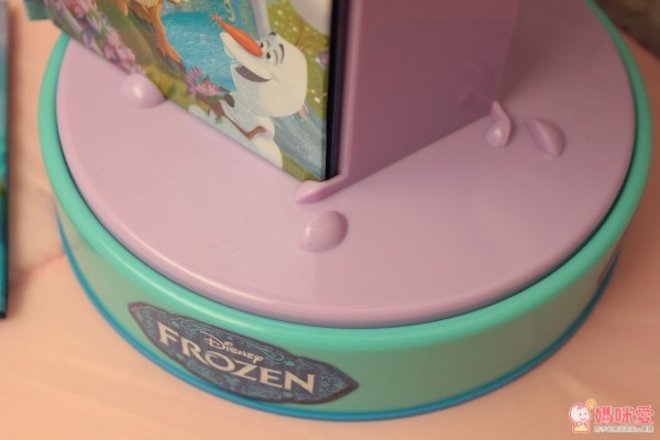 迪士尼小童舒眠玩具，結合旋轉音樂盒 + 小夜燈 + 5 本故事書的三合一功能，配合輕柔的伴奏，閱讀時播放很有氣氛，也能當舒眠音樂喔！現在買二件就能免運費！當今年的聖誕禮物剛剛好♥