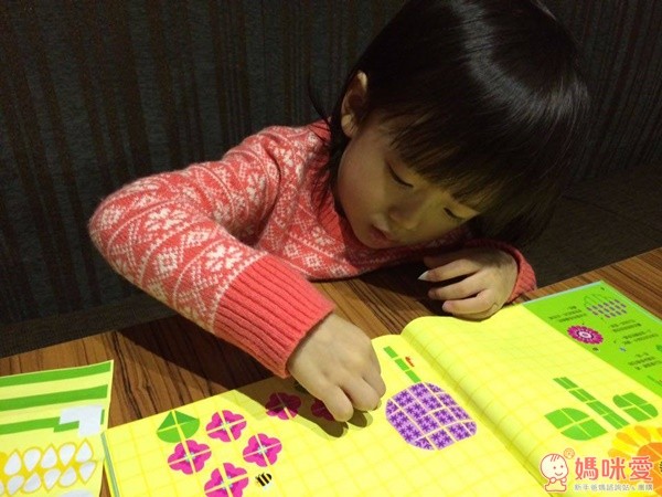 英國 Usborne 好聰明馬賽克貼紙書：美麗小花