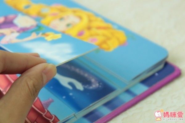 翻翻書的紙質很厚，寶寶的小手也很好翻喔！而且是精裝版的封面喔，加上不容易被翻壞的線圈翻頁，寶寶可以玩很久～