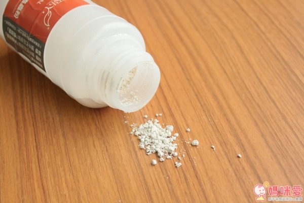 Earth Friend 蟲蟲粉，完全天然無毒的成分，就算不小心吃到也不用擔心！驅趕螞蟻、蟑螂，或是毛小孩身上的壁蝨，都沒問題～