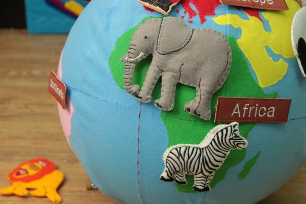 小凱撒的布書系列受到很多媽咪的喜愛，感統玩具是小寶寶成長的好夥伴，這次開團除了布書還有大童玩的點讀筆唷！媽咪快進填單頁選購吧♥