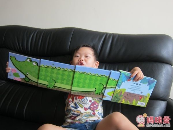 小寶寶驚奇拉長書-小鱷魚