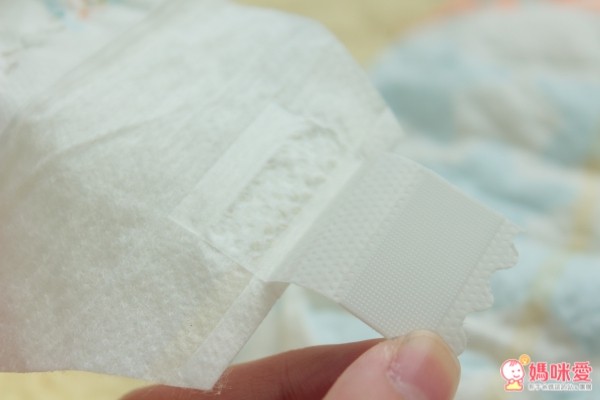 黏貼的部分也設計得比較寬,胖寶寶、瘦寶寶用都可以很貼身。