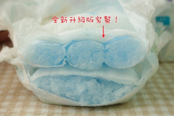 直接把尿布剪開給媽咪看!上面是新升級版的紫幫喔~因為有三道魔法隧道,讓尿尿隨著路徑分散後,立即被吸收!