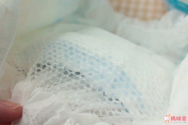 紫幫的網眼設計能加速吸收,讓便便不容易滲出來