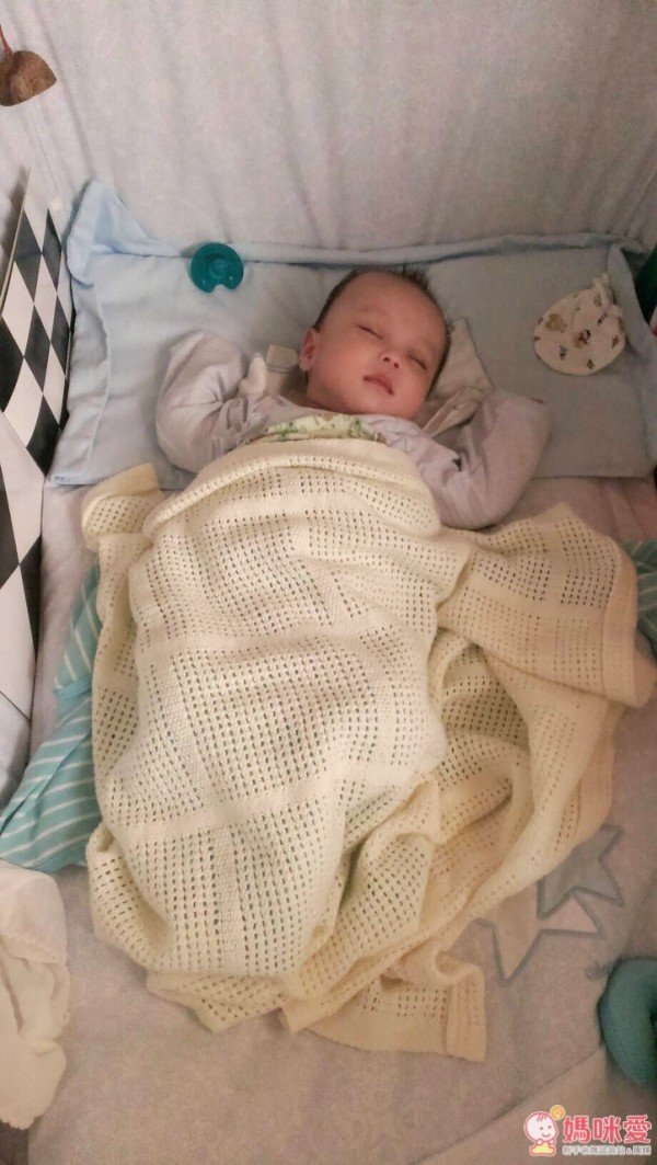  英國 mothercare 洞洞毯，100 % 純棉線編織而成的，小洞洞毯子不怕寶寶亂踢被把毯子踢到臉上，一不小心悶到或窒息了，是非常適合新生兒寶寶的蓋毯喔！
