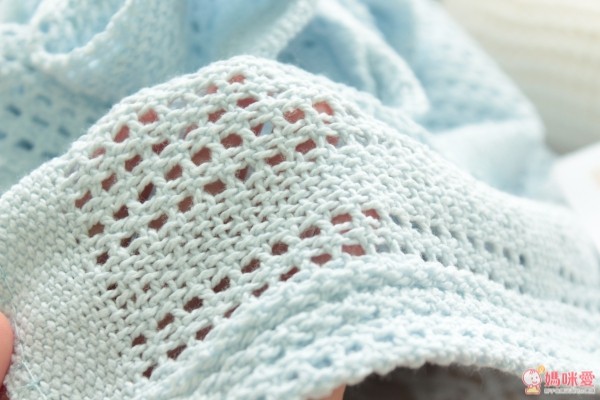  英國 mothercare 洞洞毯，100 % 純棉線編織而成的，小洞洞毯子不怕寶寶亂踢被把毯子踢到臉上，一不小心悶到或窒息了，是非常適合新生兒寶寶的蓋毯喔！