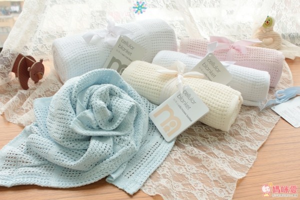  英國 mothercare 洞洞毯，100 % 純棉線編織而成的，小洞洞毯子不怕寶寶亂踢被把毯子踢到臉上，一不小心悶到或窒息了，是非常適合新生兒寶寶的蓋毯喔！