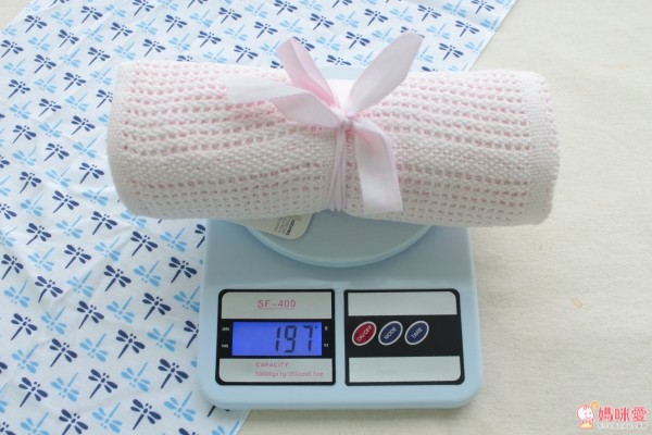  英國 mothercare 洞洞毯，100 % 純棉線編織而成的，小洞洞毯子不怕寶寶亂踢被把毯子踢到臉上，一不小心悶到或窒息了，是非常適合新生兒寶寶的蓋毯喔！